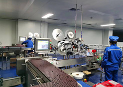 2022年，尊龙凯时「中国」官方网站宜宾制药有限责任公司车间落实保供生产，全力保障疫情防控药品供应。